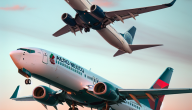 طائرة أيرو مكسيكو تقترب من الهبوط فوق طائرة دلتا إير لاينز 737 خلال إقلاعها