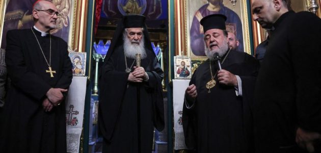 قادة مسيحيون يقومون بزيارة نادرة إلى غزة بعد الهجوم القاتل على الكنيسة الإسرائيلية