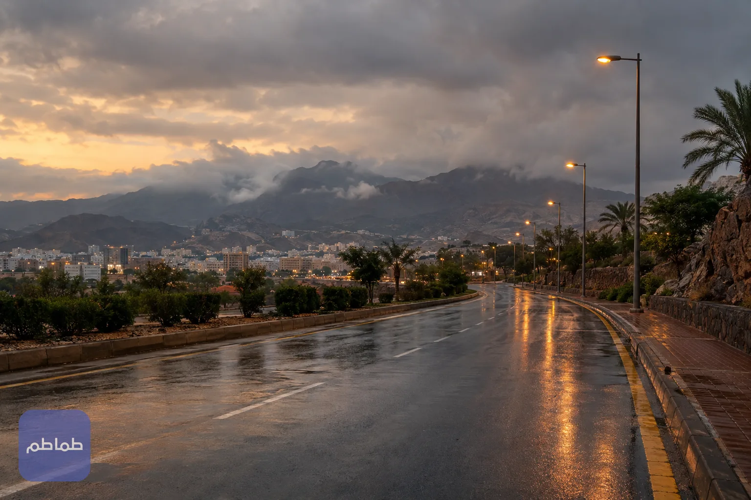 طريق إسفلتي مبتل عند المساء في ضواحي مدينة سعودية بعد أمطار خفيفة.