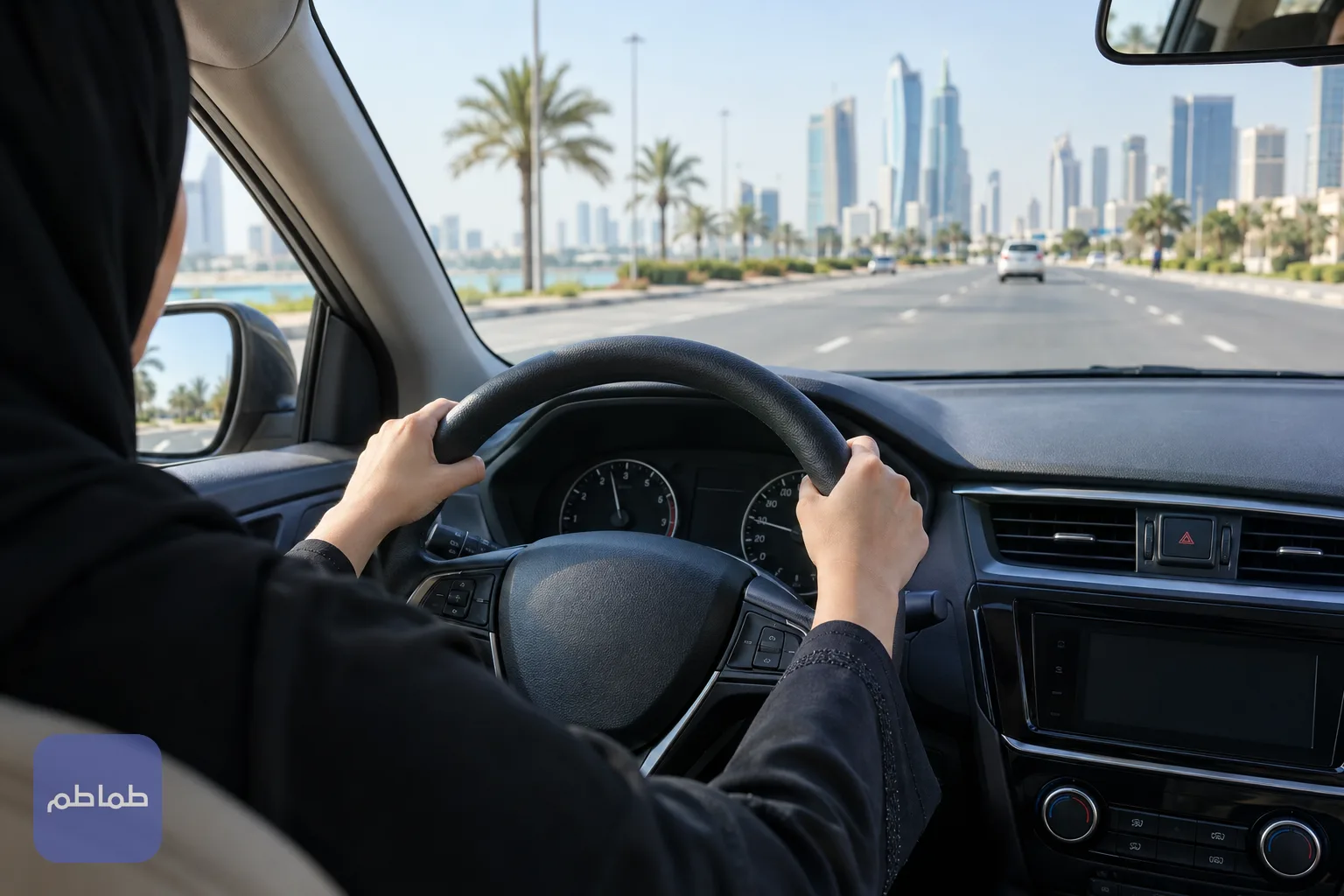 يدا متدرب على عجلة القيادة في وضعية التحكم الصحيحة أثناء حصة تدريبية نهارية