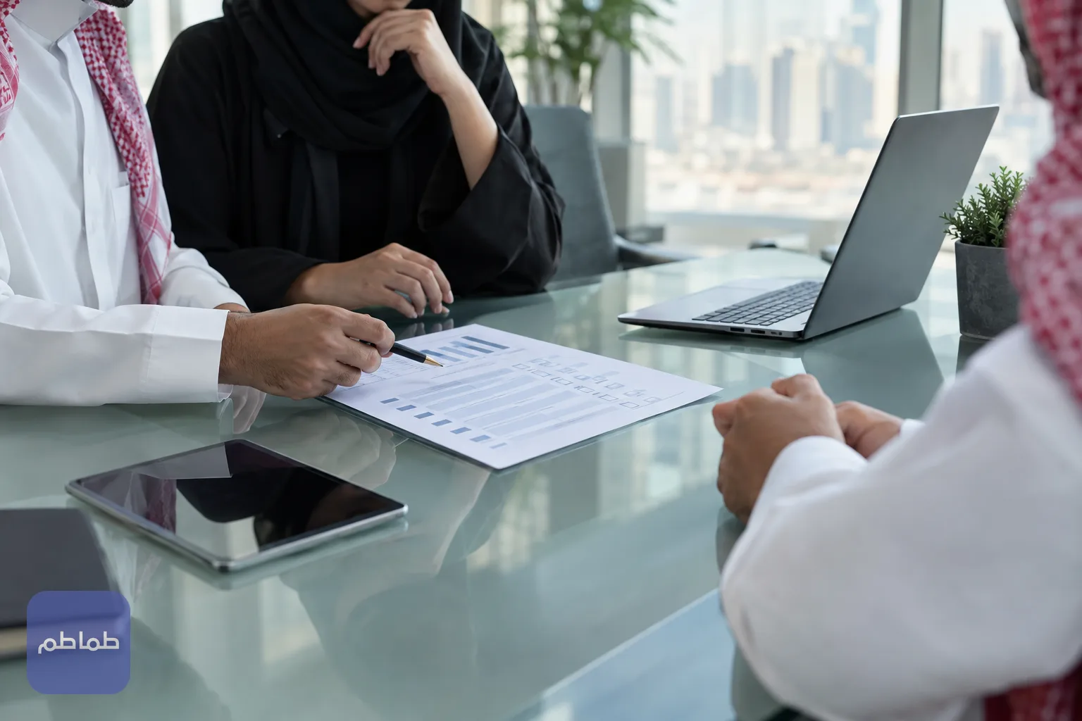 فريق عمل يراجع قائمة جرد البيانات على طاولة اجتماعات