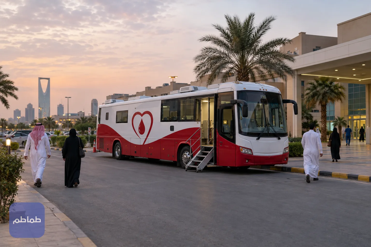 عربة متنقلة للتبرع بالدم أمام مستشفى في المساء