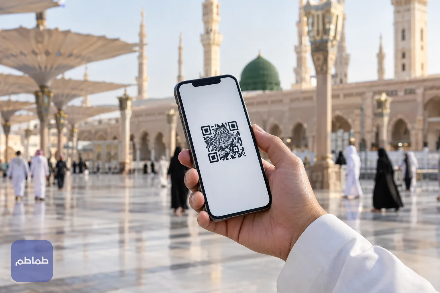 يد تمسك هاتفًا يعرض رمز الاستجابة السريعة مع أقواس حجرية مموهة في الخلفية